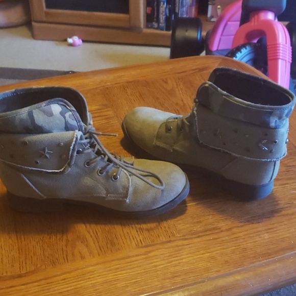 Boots - Picture 4 of 4